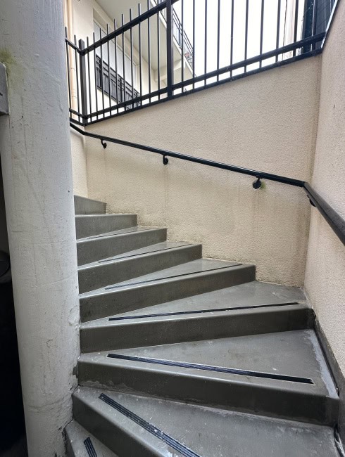 Escalier d'une partie commune après nettoyage haute-pression